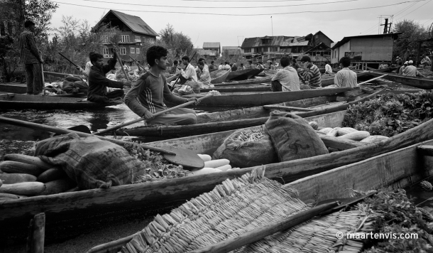 DSC 0038 610x356 - Dal Lake Market